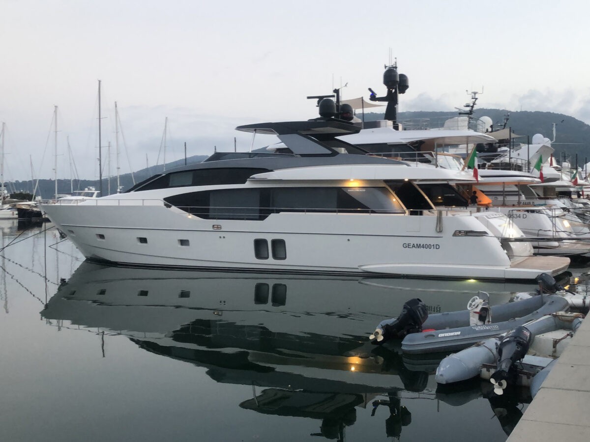 Boat care – Giuseppe Pievani – uno yacht ancorato in porto: questa immagine non ha ancora un testo alternativo.