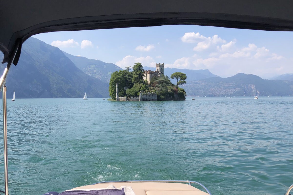 Giuseppe Pievani – navigazione sul lago con una piccola isola sullo sfondo: questa immagine non ha ancora un testo alternativo.