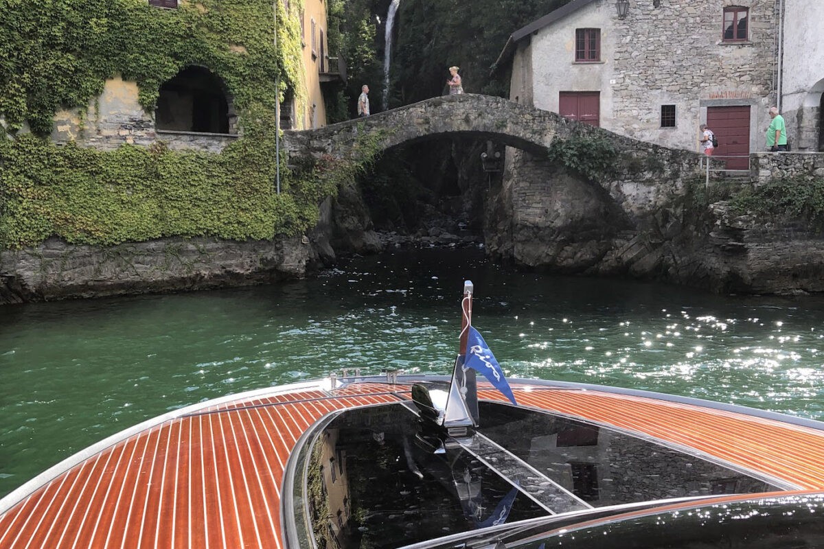 Giuseppe Pievani – navigazione sul lago con un ponte sullo sfondo: questa immagine non ha ancora un testo alternativo.