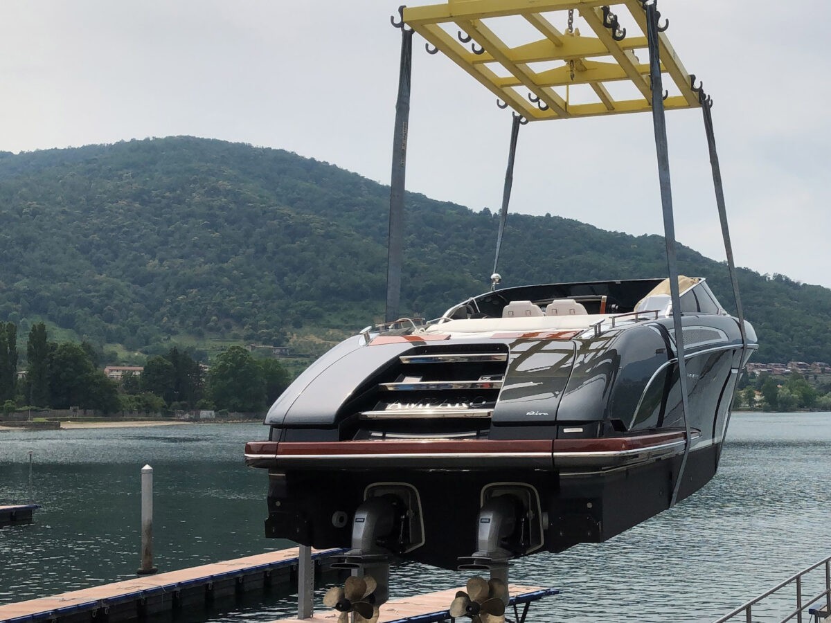 Boat transfer and transport – Giuseppe Pievani – un motoscafo viene sollevato per il trasporto: questa immagine non ha ancora un testo alternativo.