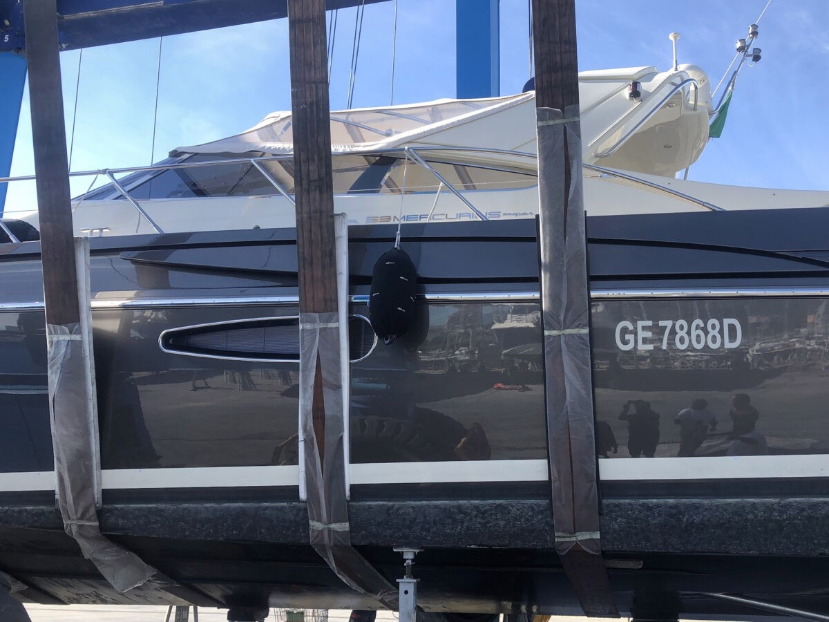 Boat delivery and instruction – Giuseppe Pievani – uno yacht viene sollevato per il trasporto: questa immagine non ha ancora un testo alternativo.