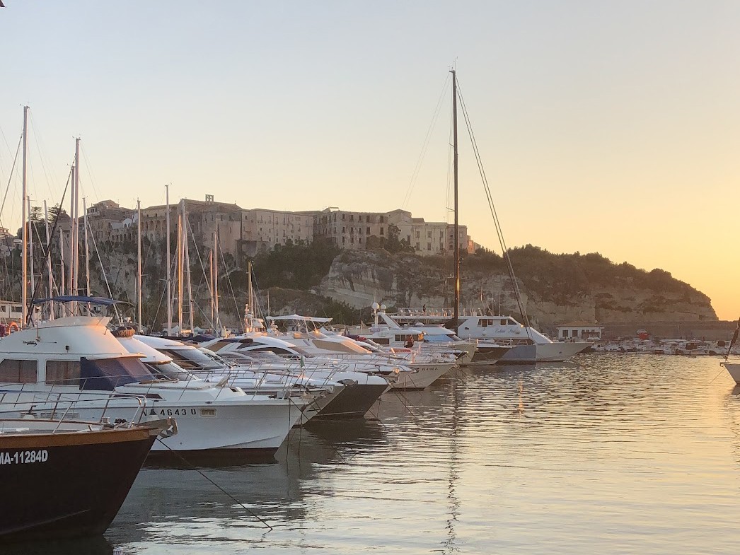 Boat delivery and instruction – Giuseppe Pievani – un porto al tramonto: questa immagine non ha ancora un testo alternativo.