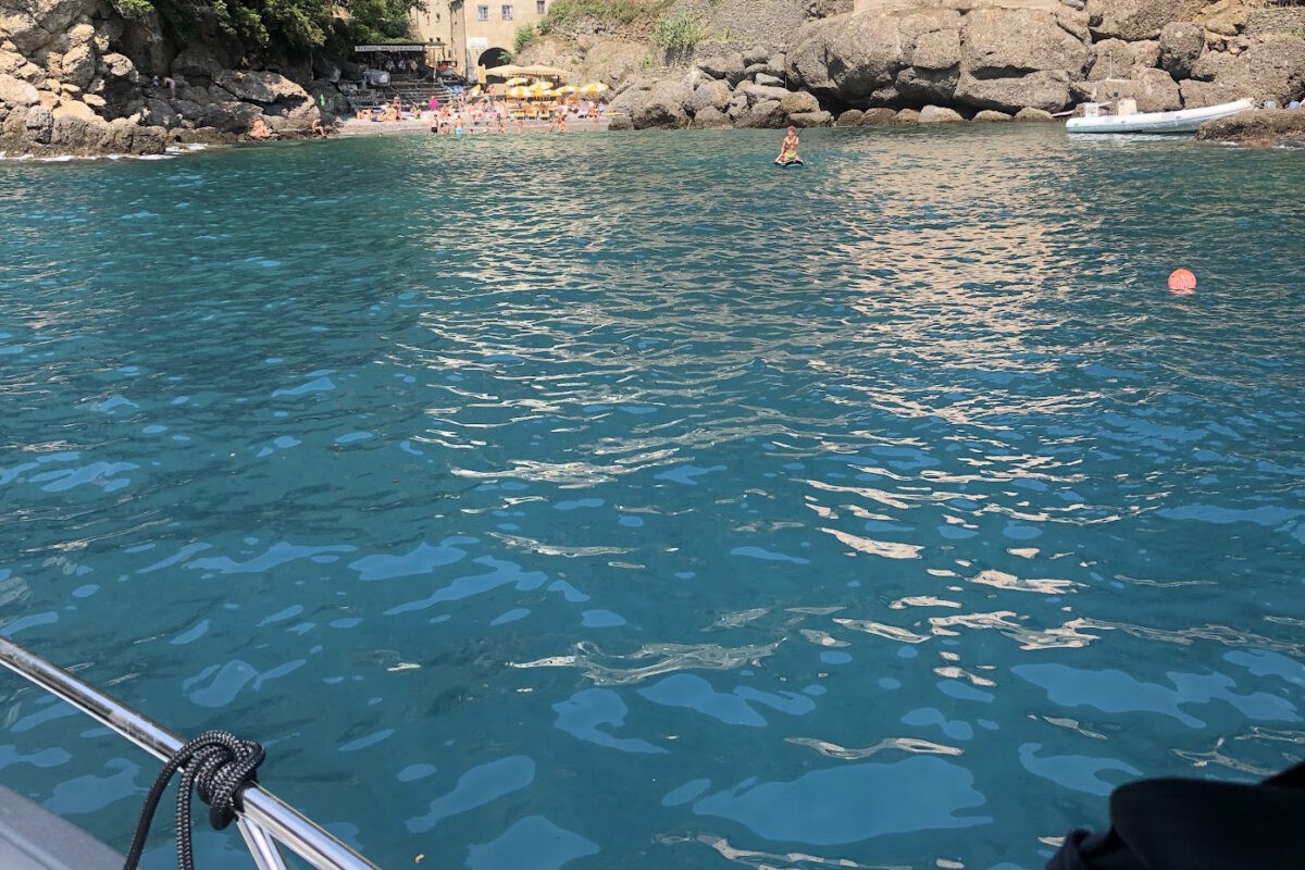 Private boat driver – Giuseppe Pievani – uno scorcio del lago con una spiaggia sullo sfondo: questa immagine non ha ancora un testo alternativo.